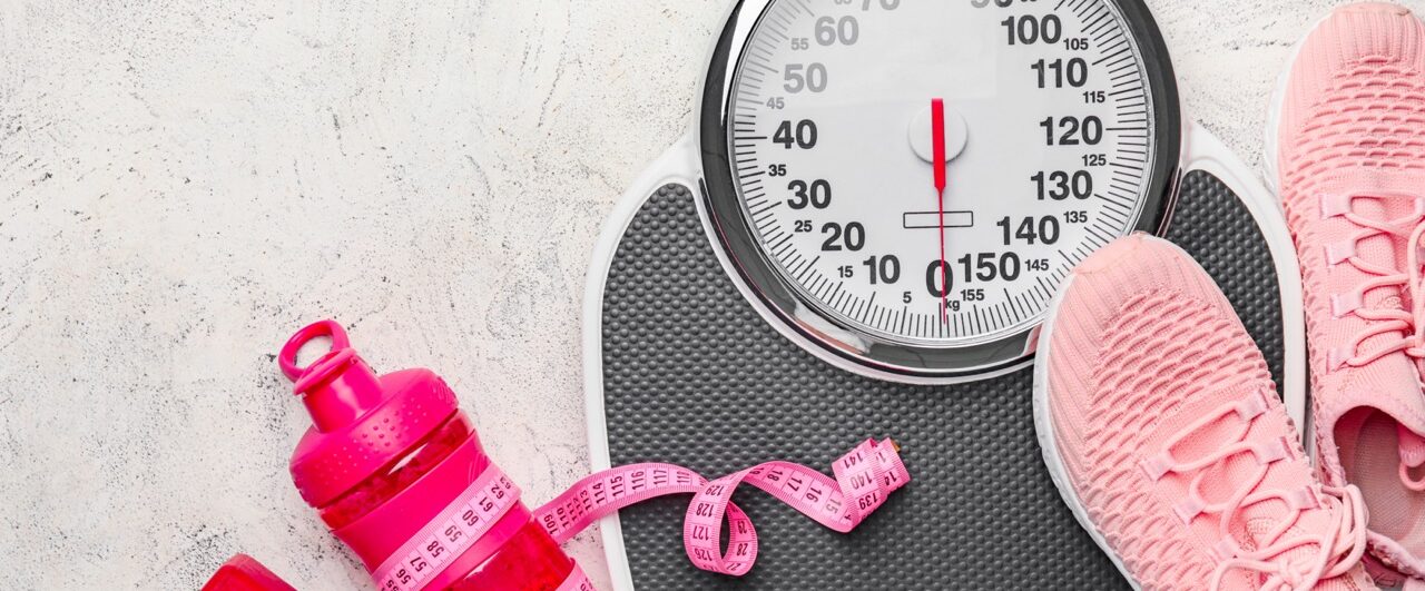 Waage mit Sportschuhen