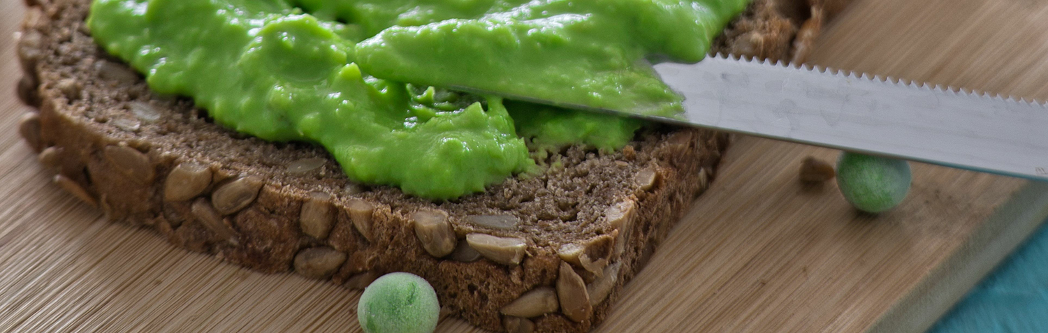 Fruchtiger Sommersalat mit Vollkornbrot und Erbsen-Pistazien-Aufstrich